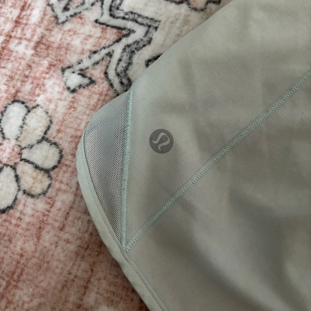 Lululemon Hotty Hot Mint Moment shorts Size 10 - Picture 2 of 4